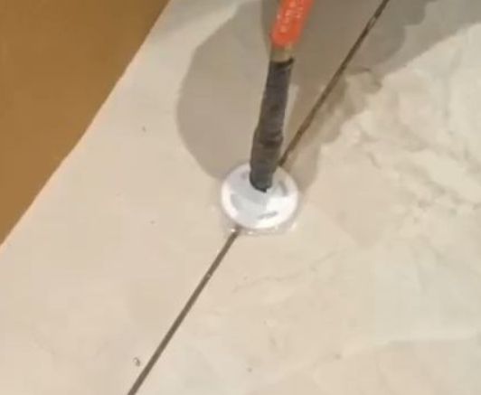 平桥瓷砖空鼓维修公司专业解答瓷砖在铺贴过程中，如果没有涂抹均匀到位的粘结材料（如水泥砂浆或瓷砖胶），可能会导致以下问题